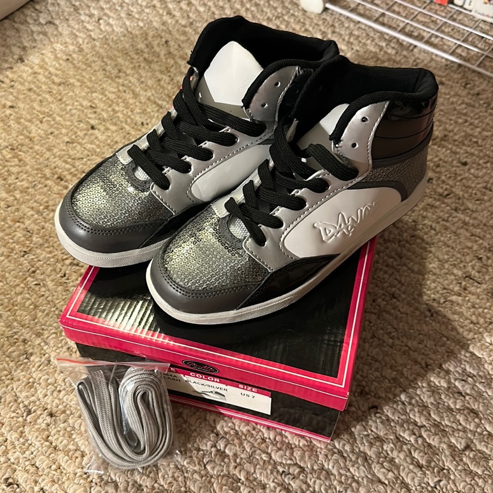 The Gia Mia Flash Hip Hop Sneaker Size 7
